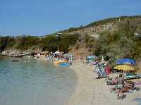 Il vecchio attracco per i traghetti e la spiaggia di Pudarica