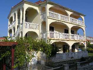 Appartamenti nel paese di Lopar / San Marino sull'isola di Rab/Arba