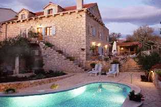 Villa con piscina nel paese di Milna sull'isola di Brac