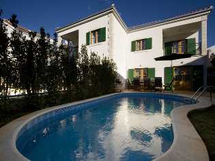 Clicca la foto per ingrandirla Villa con piscina nel paese di Hvar